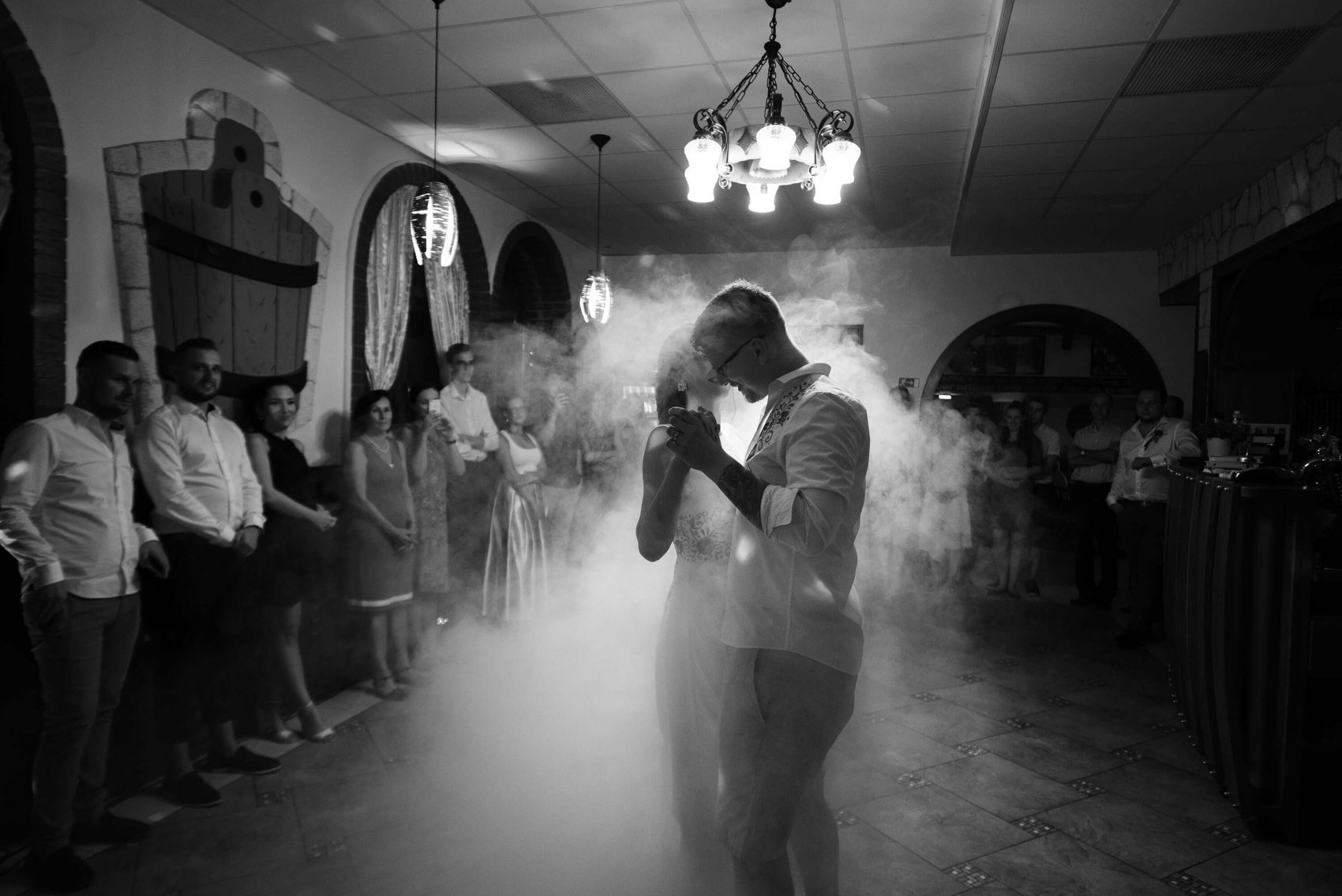 svadobny fotograf kosice, svadobna fotografia, monika kmitova, fotograf kosice, chateau grand bari, folkove svadobne saty